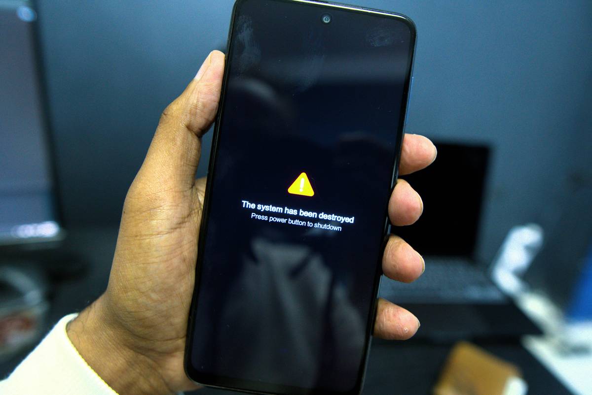 Smartphone showing multiple Outage Notifications from third-party apps during broadband failure